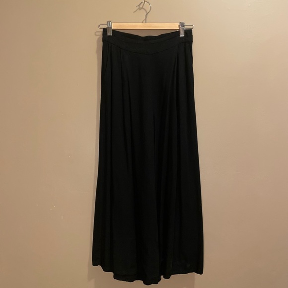 Monki - Black Super Soft Wide Lev Culotte Trousers - Picture 2 of 6